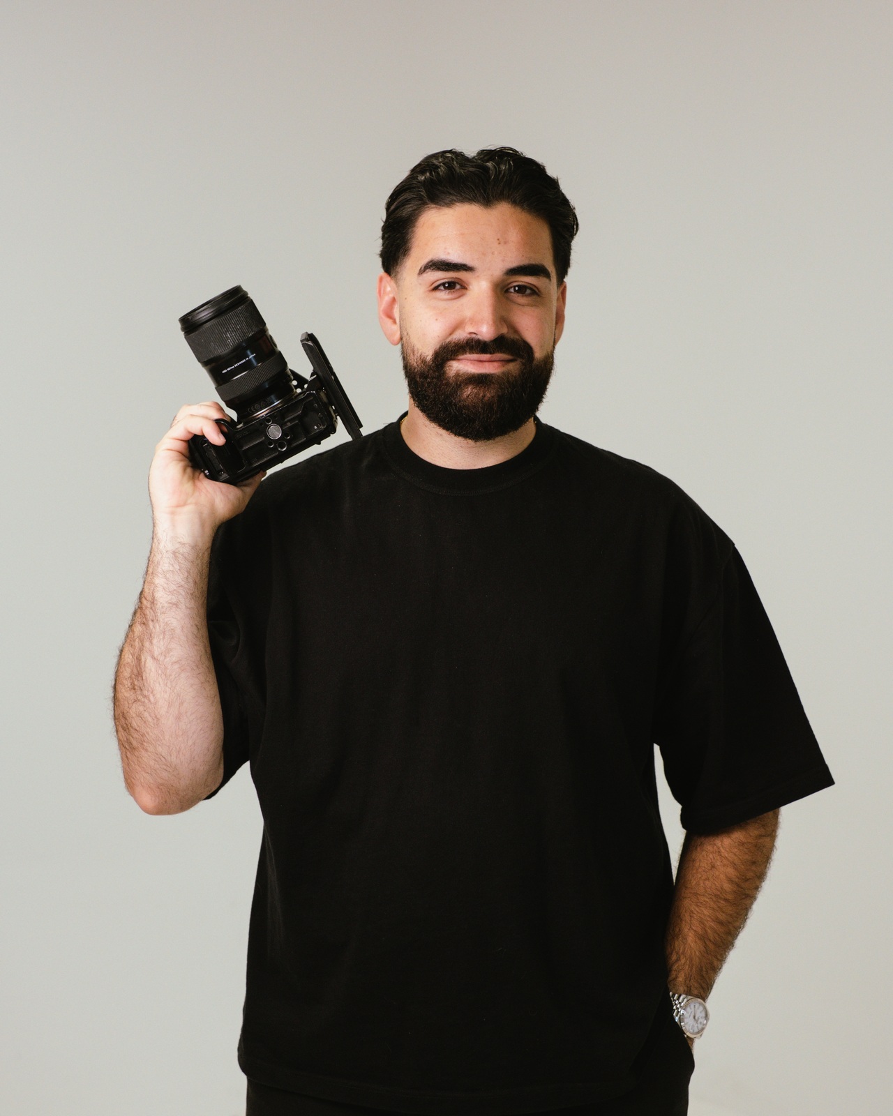 Jay, fondateur de Jay CS Films, tenant sa caméra